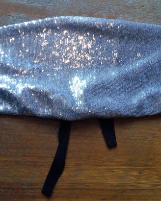 Top argento con brillantini e nero