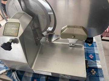 Affettatrice professionale modello M.300 VERT.