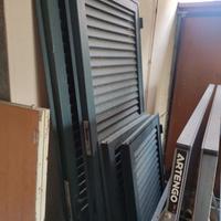 Persiane,  finestra d'alluminio e porta in vetro