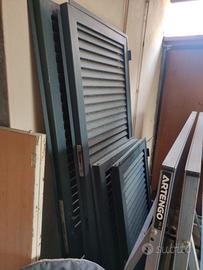 Persiane,  finestra d'alluminio e porta in vetro