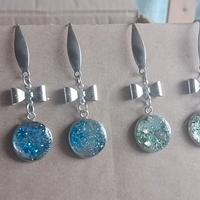 Due paia orecchini cabochon con resina 