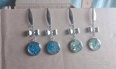 Due paia orecchini cabochon con resina 