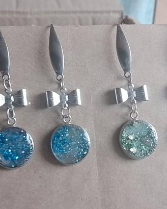 Due paia orecchini cabochon con resina 
