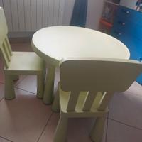 tavolino con due sedie