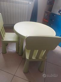 tavolino con due sedie