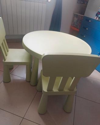tavolino con due sedie