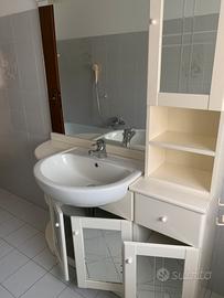 Mobile bagno con specchio, lavandino, rubinetto
