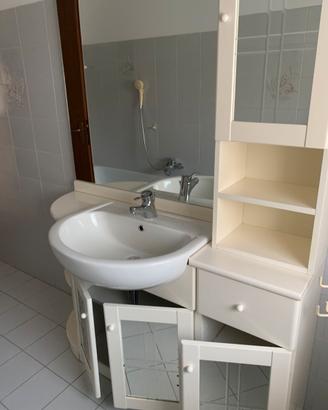 Mobile bagno con specchio, lavandino, rubinetto