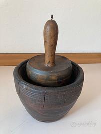Mortaio in legno antico