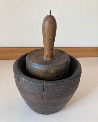 Mortaio in legno antico