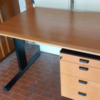 scrivania con casettira