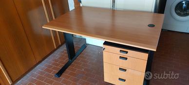 scrivania con casettira