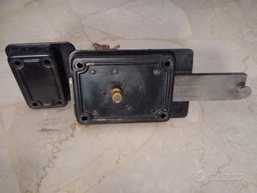 Serratura per portone in legno 