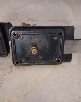 Serratura per portone in legno 
