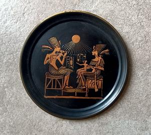 PIATTO DECORATIVO IN METALLO CON SCENA EGIZIA