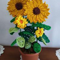 Vaso di girasoli ad uncinetto