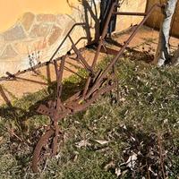Aratro antico per giardino