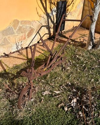 Aratro antico per giardino