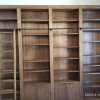 libreria con scala ante e ripiani in abete lucidat