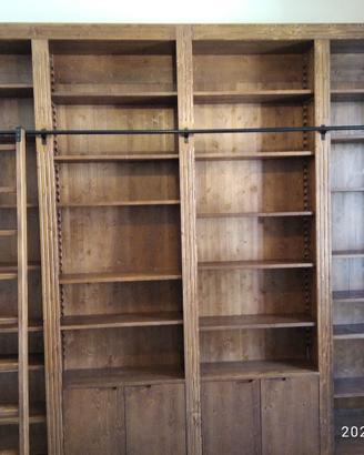 libreria con scala ante e ripiani in abete lucidat