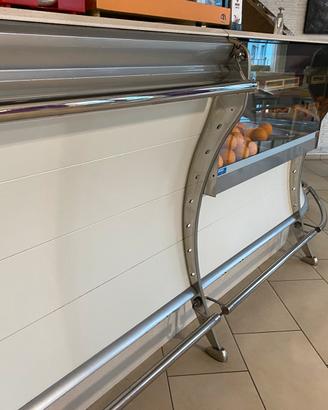 Bancone bar con vetrina refrigerata