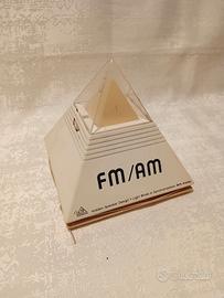 Radio a forma di piramide