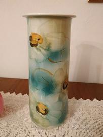 Vaso portafiori motivo floreale in ceramica