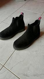 Stivaletto in camoscio nero