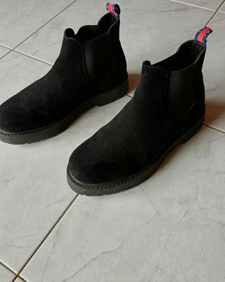 Stivaletto in camoscio nero