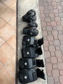 Guantoni e protezioni tibie