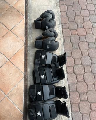 Guantoni e protezioni tibie