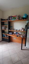 Libreria con tavolo e cassetto