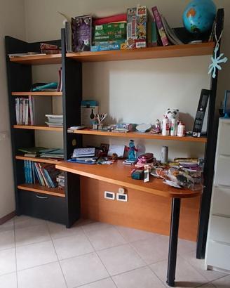 Libreria con tavolo e cassetto