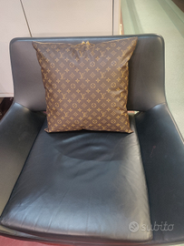 Cuscino tessuto monogram LV