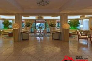 Attività / Licenza di 1600 m² con più di 5 locali 