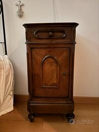 Comodino in legno stile classico