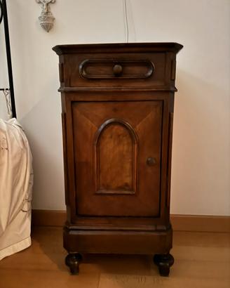 Comodino in legno stile classico