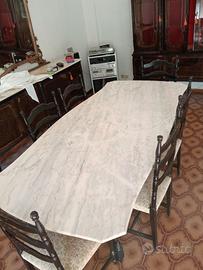Tavolo con marmo e sedie