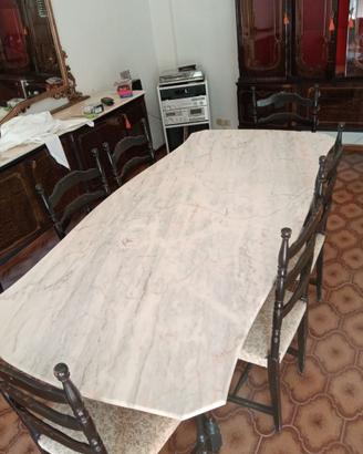 Tavolo con marmo e sedie