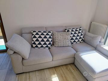 Divano 4 posti con pouf 