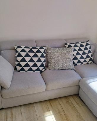 Divano 4 posti con pouf 