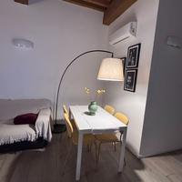 set pranzo tavolo + sedie e lampada come da foto