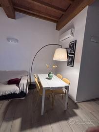 set pranzo tavolo + sedie e lampada come da foto