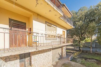 Quadrivano con cortile a Sadali