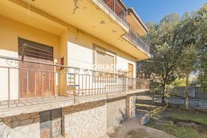 Quadrivano con cortile a Sadali