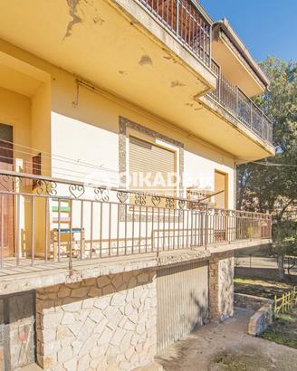 Quadrivano con cortile a Sadali