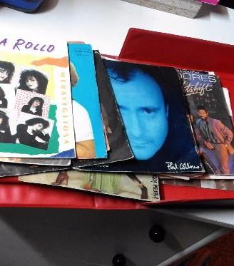 17 dischi 45 giri con copertine e custodia anni 70