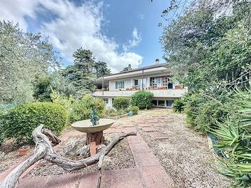 Ampia proprietà con terreno in città