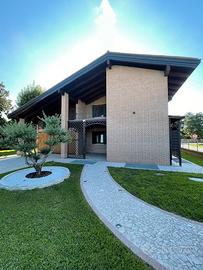 Casa singola con giardino +taverna e garage doppio