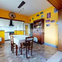 AMPIO APPARTAMENTO CON TRE CAMERE E GARAGE IN CENT